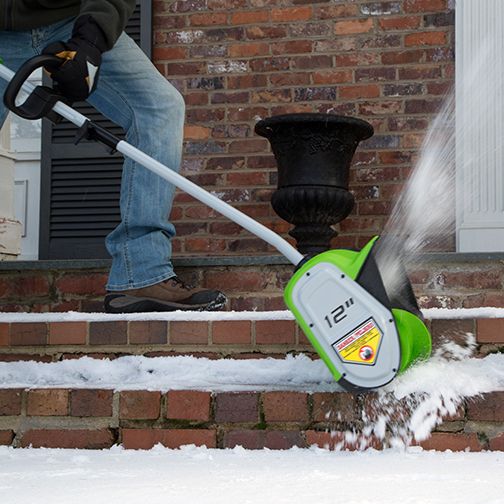 40V-Snow-Shovel-In-USe.jpg