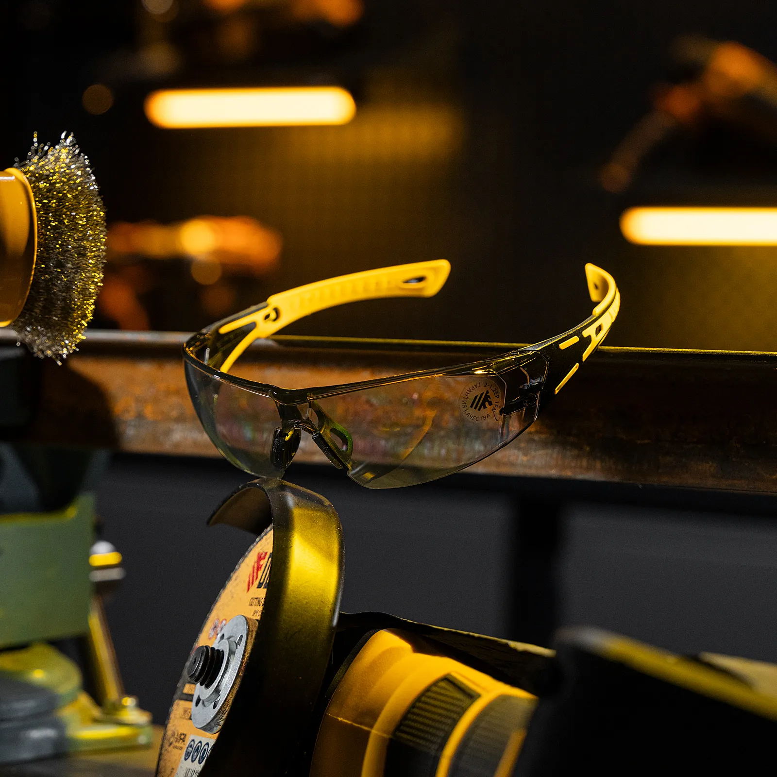 Очки защитные открытые, поликарбонатные, дымчатая линза, двухкомпонентные дужки