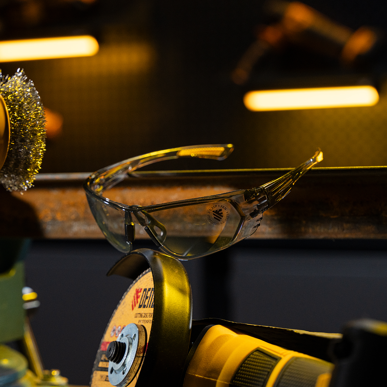 Очки защитные с дымчатой линзой